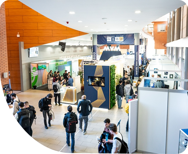 Állásbörze látogatókkal és céges standokkal